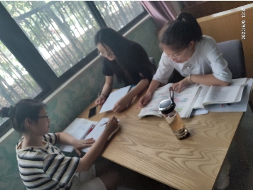图片包含 人, 男人, 窗户, 女人&#xA;&#xA;描述已自动生成