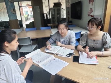 图片包含 游戏机, 桌子, 房间, 图书馆&#xA;&#xA;描述已自动生成