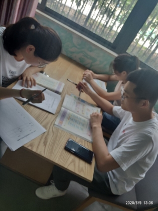 图片包含 游戏机, 男人, 桌子, 年轻&#xA;&#xA;描述已自动生成
