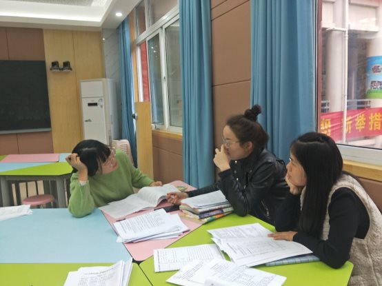 图片包含 人, 图书馆, 桌子, 女人&#xA;&#xA;描述已自动生成