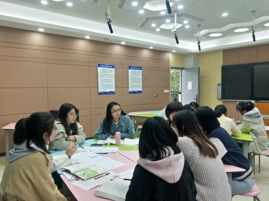 会议室里的人们&#xA;&#xA;描述已自动生成