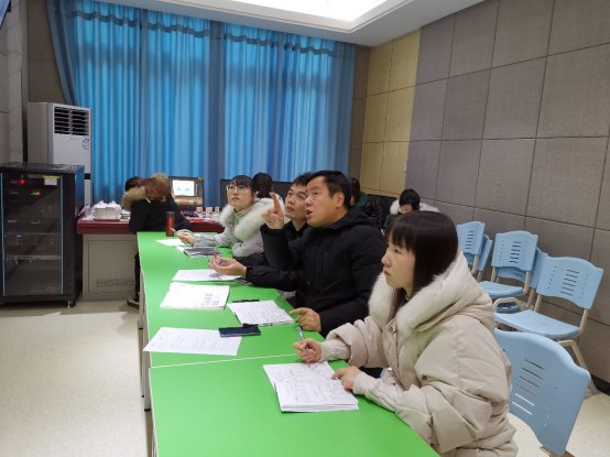 图片包含 室内, 人, 桌子, 笔记本&#xA;&#xA;已生成极高可信度的说明