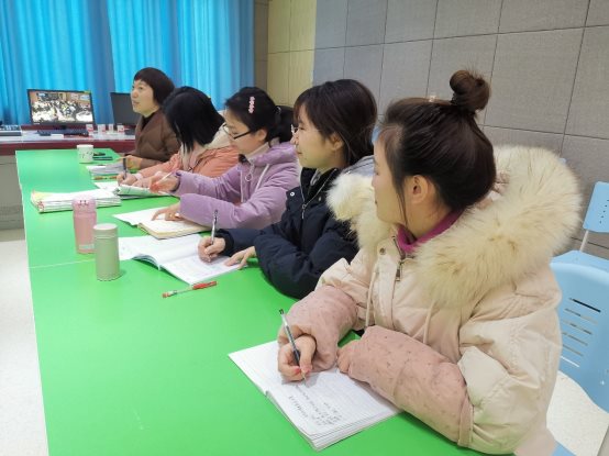 图片包含 桌子, 人, 室内, 笔记本&#xA;&#xA;已生成极高可信度的说明