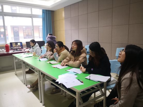 会议室里的人们&#xA;&#xA;已生成高可信度的说明