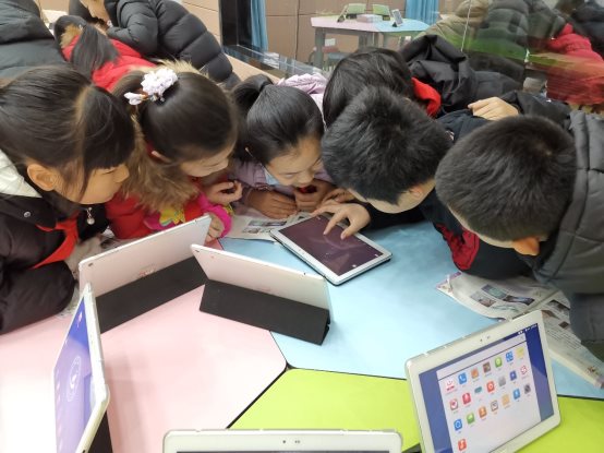 图片包含 人, 室内, 小孩, 桌子&#xA;&#xA;已生成极高可信度的说明