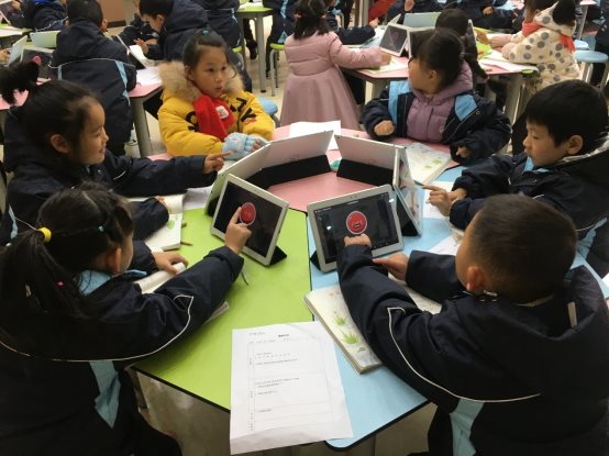 图片包含 人, 小孩, 桌子, 一群&#xA;&#xA;已生成极高可信度的说明
