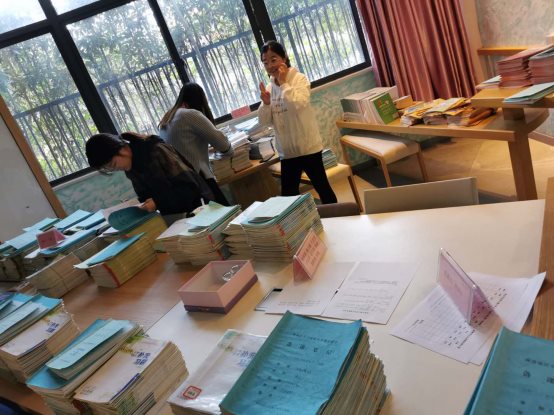 图片包含 桌子, 窗户, 凌乱, 纸&#xA;&#xA;描述已自动生成
