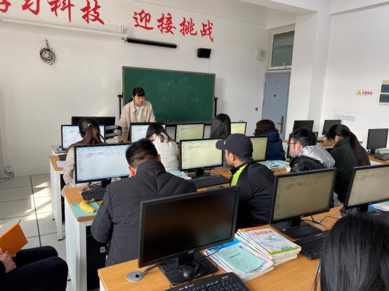 一群人在看电脑&#xA;&#xA;已生成高可信度的说明
