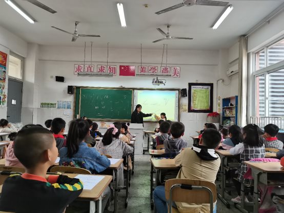 一群人在餐厅里&#xA;&#xA;描述已自动生成