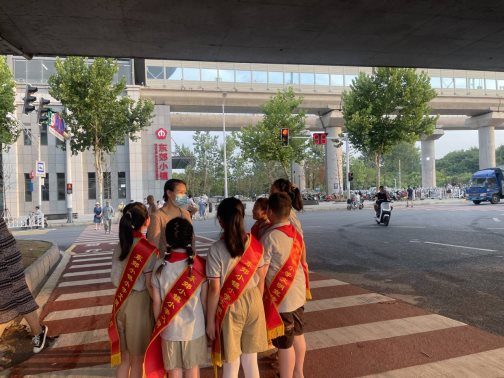 F:\360MoveData\Users\Administrator\Desktop\南京市东郊小镇小学文明交通宣传员\2.jpg