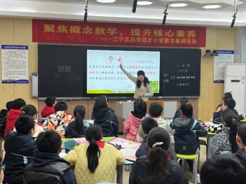 一群人正在听演讲&#xA;&#xA;描述已自动生成