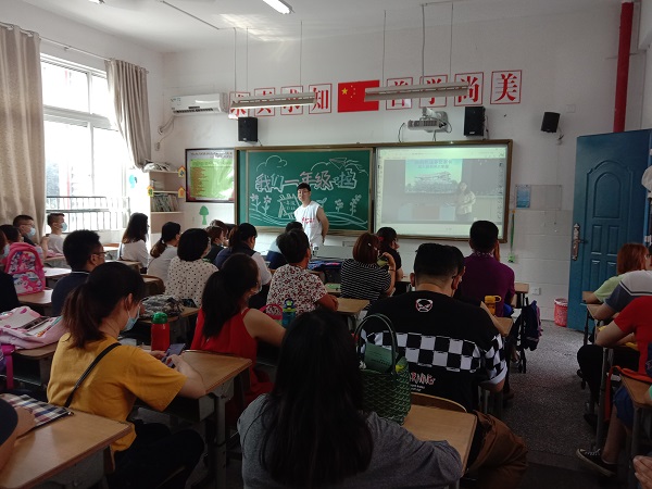 C:\Users\pc\Desktop\2020届一年级新生入学常规训练及班主任培训\2020.8.29家长学校\2.jpg