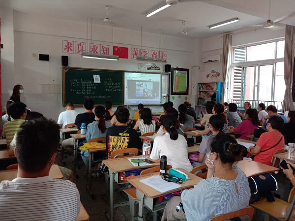 C:\Users\pc\Desktop\2020届一年级新生入学常规训练及班主任培训\2020.8.29家长学校\3.jpg